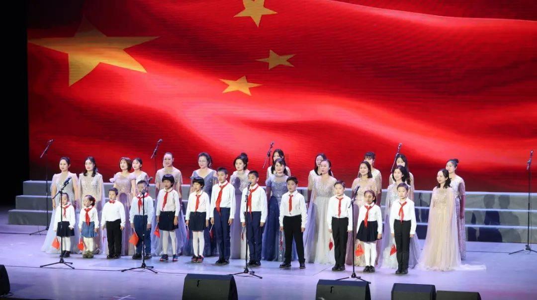 任嘉伦教粉丝跳舞，红不红都一样耐心，人品是真好