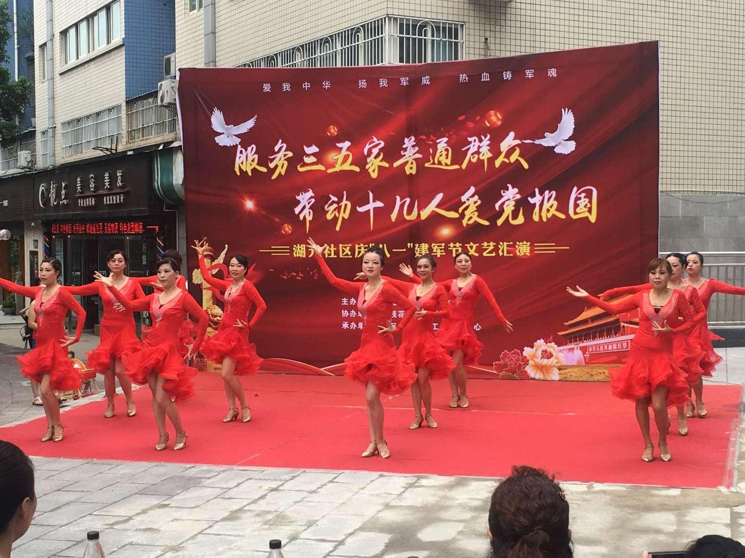 逃离昏暗下的小村
